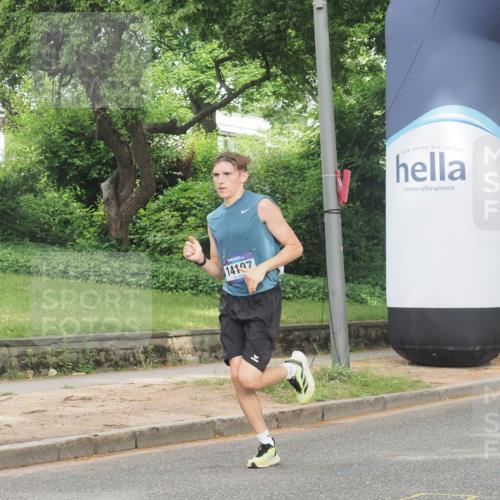 29.06.2025 - hella hamburg halbmarathon KatJ http://msf.ph/oto/8316535 29.06.2025 10:15:49 Zwischen KM18-KM19 2483, 4338, 8376 meine-sportfotos.de
