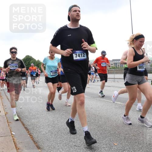 29.06.2025 - hella hamburg halbmarathon Lena Gebhardt http://msf.ph/oto/8316543 29.06.2025 10:47:10 Lombardsbrücke 1720, 12538, 5114, 1286, 23, 7412, 2211, 9050, 1073, 1185, 1286, 1363, 1463, 1523, 1593, 1607, 1704, 1720, 1961, 1999, 2148, 2162, 2211, 2320, 2327, 2537, 2555, 2556, 2665, 2981, 2994, 3277, 3406, 3407, 3823, 4184, 4202, 4239, 4296, 4325, 4342, 4483, 4806, 4895, 4974, 4975, 5111, 5114, 5700, 5796, 5895, 5953, 6255, 6256, 6485, 6496, 6740, 6879, 6995, 7073, 7412, 7430, 7431, 7630, 7631, 7827, 8105, 8131, 8486, 8553, 8684, 8706, 8915, 8953, 8967, 9018 meine-sportfotos.de