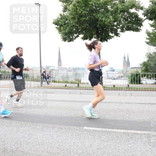 29.06.2025 - hella hamburg halbmarathon Lena Gebhardt http://msf.ph/oto/8316577 29.06.2025 10:56:56 Lombardsbrücke 15215, 7381, 1047, 1207, 2143, 2307, 2370, 2871, 2887, 2932, 2991, 3348, 3387, 3418, 3438, 3470, 3485, 3516, 3517, 3520, 3614, 3675, 3676, 3851, 3953, 4094, 4118, 4241, 4485, 4568, 4569, 4611, 4773, 4998, 5057, 5237, 5438, 5589, 5639, 5911, 5944, 6053, 6284, 6348, 6349, 6832, 6981, 7307, 7381, 7416, 7417, 7592, 7964, 8039, 8108, 8150, 8197, 8224, 8546, 8606, 8679, 8939, 8943, 9172, 9210, 9298, 9299, 9910, 10555, 10569, 10571 meine-sportfotos.de