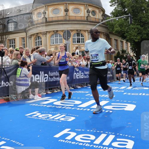 29.06.2025 - hella hamburg halbmarathon Strokosch-Dieckow http://msf.ph/oto/8316578 29.06.2025 10:57:58 Ziel 1200, 1611, 2025, 2883, 3093, 3141, 3575, 4319, 4579, 6531, 6892, 7138, 7159, 7189, 8089, 9820, 10036, 10408, 11394, 11832, 12378, 12773, 13376, 13465, 13666, 14881, 15090, 15349, 15527, 17543, 18762 meine-sportfotos.de