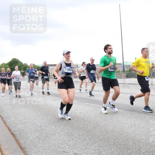 29.06.2025 - hella hamburg halbmarathon Lena Gebhardt http://msf.ph/oto/8316692 29.06.2025 10:56:57 Lombardsbrücke 3348, 10138, 12993, 15823, 9905, 1047, 1207, 2143, 2307, 2370, 2871, 2887, 2932, 2991, 3348, 3387, 3418, 3438, 3470, 3485, 3516, 3517, 3520, 3614, 3675, 3676, 3851, 4094, 4118, 4241, 4485, 4568, 4569, 4611, 4773, 4998, 5057, 5237, 5438, 5589, 5639, 5911, 5944, 6053, 6284, 6348, 6349, 6832, 6981, 7307, 7381, 7416, 7417, 7592, 7787, 7964, 8039, 8108, 8150, 8197, 8224, 8546, 8606, 8679, 8939, 8943, 9172, 9210, 9298, 9299, 9910, 10555, 10569, 10571 meine-sportfotos.de