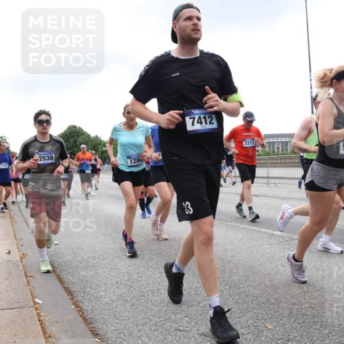 29.06.2025 - hella hamburg halbmarathon Lena Gebhardt http://msf.ph/oto/8316734 29.06.2025 10:47:10 Lombardsbrücke 1720, 511, 2538, 114, 1286, 13, 7412, 2211, 905, 196, 1073, 1185, 1286, 1363, 1463, 1523, 1593, 1607, 1704, 1720, 1961, 1999, 2148, 2162, 2211, 2320, 2327, 2537, 2555, 2556, 2665, 2981, 2994, 3277, 3406, 3407, 3823, 4184, 4202, 4239, 4296, 4325, 4342, 4483, 4806, 4895, 4974, 4975, 5111, 5114, 5700, 5796, 5895, 5953, 6255, 6256, 6485, 6496, 6740, 6879, 6995, 7073, 7412, 7430, 7431, 7630, 7631, 7827, 8105, 8131, 8486, 8553, 8684, 8706, 8915, 8953, 8967, 9018 meine-sportfotos.de
