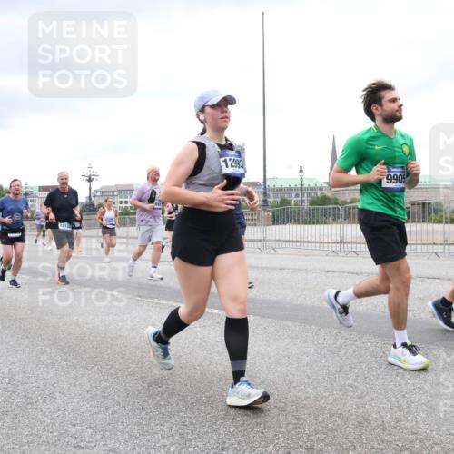 29.06.2025 - hella hamburg halbmarathon Lena Gebhardt http://msf.ph/oto/8316784 29.06.2025 10:56:57 Lombardsbrücke 3418, 3348, 10138, 12993, 9905, 1047, 1207, 2143, 2307, 2370, 2871, 2887, 2932, 2991, 3348, 3387, 3418, 3438, 3470, 3485, 3516, 3517, 3520, 3614, 3675, 3676, 3851, 4094, 4118, 4241, 4485, 4568, 4569, 4611, 4773, 4998, 5057, 5237, 5438, 5589, 5639, 5911, 5944, 6053, 6284, 6348, 6349, 6832, 6981, 7307, 7381, 7416, 7417, 7592, 7787, 7964, 8039, 8108, 8150, 8197, 8224, 8546, 8606, 8679, 8939, 8943, 9172, 9210, 9298, 9299, 9910, 10555, 10569, 10571 meine-sportfotos.de