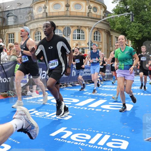 29.06.2025 - hella hamburg halbmarathon Strokosch-Dieckow http://msf.ph/oto/8316809 29.06.2025 10:58:00 Ziel 1200, 1563, 1611, 2025, 3093, 3141, 3575, 4319, 4579, 6531, 6892, 7138, 7159, 7189, 8089, 10036, 10408, 11394, 11832, 12378, 12773, 13465, 13666, 14881, 15090, 15189, 15349, 15527, 18762 meine-sportfotos.de