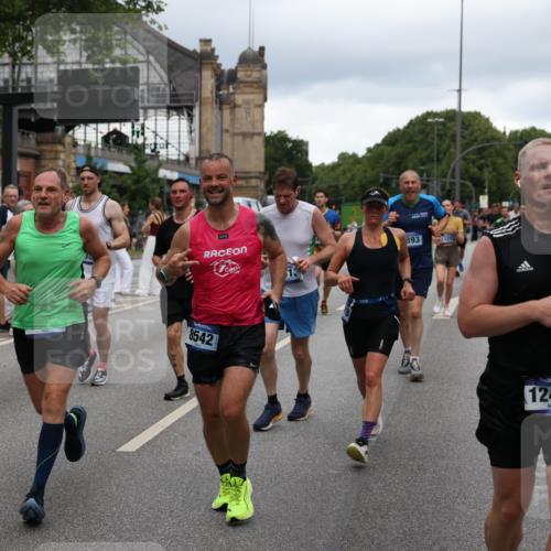 29.06.2025 - hella hamburg halbmarathon Yannick Fuchs http://msf.ph/oto/8316840 29.06.2025 10:50:48 20KM 1485, 1583, 1955, 2034, 2417, 2676, 3413, 3435, 3836, 4167, 4940, 5033, 5418, 5492, 6272, 6399, 6416, 6835, 7716, 8393, 8542, 8652, 8669, 8825, 9488, 9577, 9727, 9820, 9907, 9934, 10133, 10212, 11043, 11083, 11212, 11590, 11612, 12014, 12348, 12440, 12523, 12712, 13394, 13666, 13750, 13863, 14139, 14369, 14678, 15097, 15145, 15431, 15695, 15712, 15726, 16113, 16257, 16261, 16470, 16634, 17160, 17617, 17779, 17828, 18208, 18652, 18719, 19091, 19184 meine-sportfotos.de