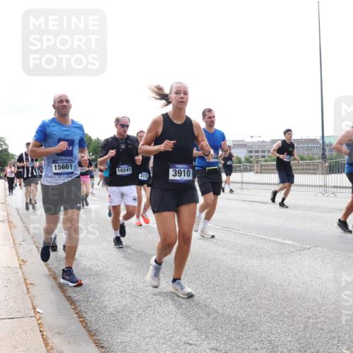 29.06.2025 - hella hamburg halbmarathon Lena Gebhardt http://msf.ph/oto/8316865 29.06.2025 10:22:29 Lombardsbrücke 15661, 10241, 4131, 3910, 1091, 1003, 1187, 1419, 1598, 1963, 2009, 2022, 2063, 2294, 2351, 2479, 2514, 2744, 2886, 3003, 3050, 3108, 3172, 3430, 3457, 3458, 3511, 3600, 3601, 3768, 3910, 3946, 4113, 4114, 4131, 4366, 4556, 4559, 4829, 4969, 4970, 5079, 5223, 5343, 5798, 5838, 6030, 6048, 6049, 6303, 6307, 6347, 6820, 6826, 6881, 6899, 6977, 7097, 7188, 7190, 7276, 7529, 7794, 7925, 8355, 8431, 8511, 8855, 8860, 8884, 8931, 8954, 9256, 10826, 14801 meine-sportfotos.de
