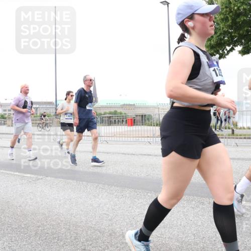 29.06.2025 - hella hamburg halbmarathon Lena Gebhardt http://msf.ph/oto/8316877 29.06.2025 10:56:58 Lombardsbrücke 10138, 13671, 1582, 12, 99, 1047, 1207, 2143, 2307, 2370, 2871, 2887, 2932, 2991, 3348, 3387, 3418, 3438, 3470, 3485, 3516, 3517, 3520, 3614, 3675, 3676, 3723, 3851, 4094, 4118, 4241, 4485, 4568, 4569, 4611, 4773, 4998, 5057, 5237, 5438, 5589, 5639, 5911, 5944, 6053, 6284, 6348, 6349, 6832, 6981, 7307, 7381, 7416, 7417, 7592, 7787, 7964, 8039, 8108, 8150, 8197, 8224, 8546, 8606, 8679, 8939, 8943, 9172, 9210, 9298, 9299, 9910, 10555, 10569, 10571 meine-sportfotos.de