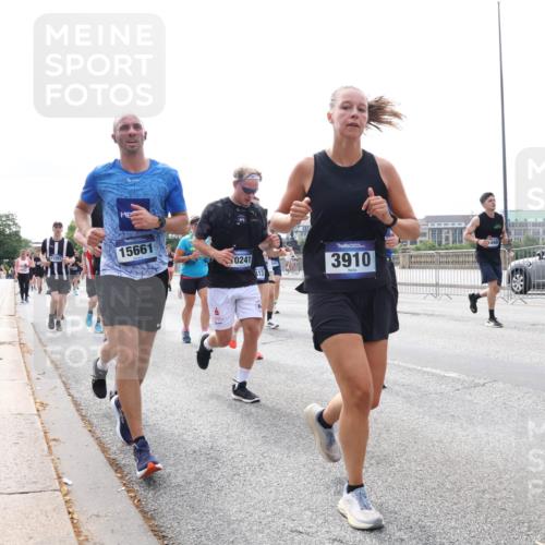 29.06.2025 - hella hamburg halbmarathon Lena Gebhardt http://msf.ph/oto/8316894 29.06.2025 10:22:29 Lombardsbrücke 17291, 15661, 0241, 13, 3910, 1003, 1187, 1419, 1598, 1963, 2009, 2022, 2063, 2294, 2351, 2479, 2514, 2744, 2886, 3003, 3050, 3108, 3172, 3430, 3457, 3458, 3511, 3600, 3601, 3768, 3910, 3946, 4113, 4114, 4131, 4366, 4556, 4559, 4829, 4969, 4970, 5079, 5223, 5343, 5798, 5838, 6030, 6048, 6049, 6303, 6307, 6347, 6820, 6826, 6881, 6899, 6977, 7097, 7188, 7190, 7276, 7529, 7794, 7925, 8355, 8431, 8511, 8855, 8860, 8884, 8931, 8954, 9256, 10826, 14801 meine-sportfotos.de