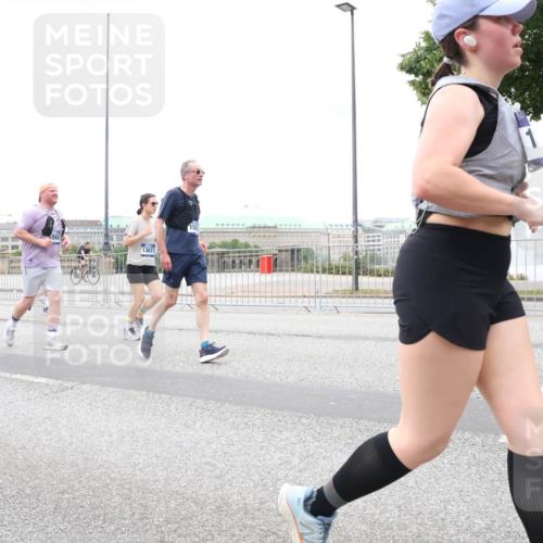 29.06.2025 - hella hamburg halbmarathon Lena Gebhardt http://msf.ph/oto/8316907 29.06.2025 10:56:58 Lombardsbrücke 10138, 3387, 5944, 13671, 1047, 1207, 2143, 2307, 2370, 2871, 2887, 2932, 2991, 3348, 3387, 3418, 3438, 3470, 3485, 3516, 3517, 3520, 3614, 3675, 3676, 3723, 3851, 4094, 4118, 4241, 4485, 4568, 4569, 4611, 4773, 4998, 5057, 5237, 5438, 5589, 5639, 5911, 5944, 6053, 6284, 6348, 6349, 6832, 6981, 7307, 7381, 7416, 7417, 7592, 7787, 7964, 8039, 8108, 8150, 8197, 8224, 8546, 8606, 8679, 8939, 8943, 9172, 9210, 9298, 9299, 9910, 10555, 10569, 10571 meine-sportfotos.de