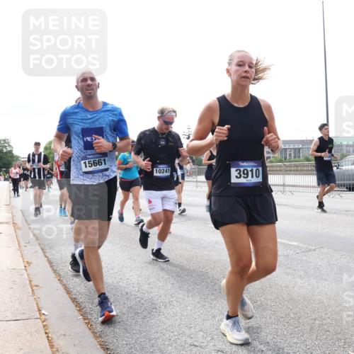 29.06.2025 - hella hamburg halbmarathon Lena Gebhardt http://msf.ph/oto/8316936 29.06.2025 10:22:29 Lombardsbrücke 142, 15661, 10241, 3910, 1003, 1187, 1419, 1598, 1963, 2009, 2022, 2063, 2294, 2351, 2479, 2514, 2744, 2886, 3003, 3050, 3108, 3172, 3430, 3457, 3458, 3511, 3600, 3601, 3768, 3910, 3946, 4113, 4114, 4131, 4366, 4556, 4559, 4829, 4969, 4970, 5079, 5223, 5343, 5798, 5838, 6030, 6048, 6049, 6303, 6307, 6347, 6820, 6826, 6881, 6899, 6977, 7097, 7188, 7190, 7276, 7529, 7794, 7925, 8355, 8431, 8511, 8855, 8860, 8884, 8931, 8954, 9256, 10826, 14801 meine-sportfotos.de