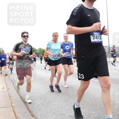 29.06.2025 - hella hamburg halbmarathon Lena Gebhardt http://msf.ph/oto/8316938 29.06.2025 10:47:11 Lombardsbrücke 1720, 5111, 1538, 286, 12258, 23, 40, 7412, 9774, 1073, 1185, 1286, 1363, 1463, 1523, 1593, 1607, 1704, 1720, 1961, 1999, 2148, 2162, 2211, 2320, 2327, 2407, 2537, 2555, 2556, 2665, 2981, 2994, 3277, 3406, 3407, 3823, 4184, 4239, 4325, 4342, 4483, 4806, 4895, 4974, 4975, 5111, 5114, 5700, 5796, 5895, 5953, 6255, 6256, 6485, 6496, 6740, 6879, 6995, 7073, 7403, 7412, 7430, 7431, 7630, 7631, 7827, 8105, 8131, 8486, 8553, 8684, 8706, 8915, 8953, 8967, 9018 meine-sportfotos.de