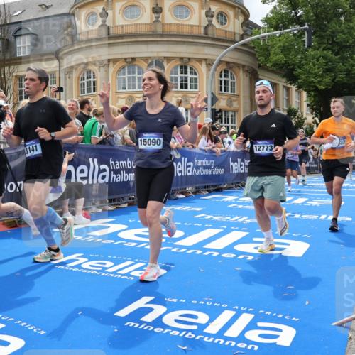 29.06.2025 - hella hamburg halbmarathon Strokosch-Dieckow http://msf.ph/oto/8317153 29.06.2025 10:58:03 Ziel 1200, 1563, 1611, 2025, 2907, 3093, 3141, 4319, 4426, 4579, 6531, 6892, 7189, 8089, 8290, 10036, 10408, 11832, 12378, 12773, 13465, 13666, 15090, 15125, 15189, 15527, 18762 meine-sportfotos.de