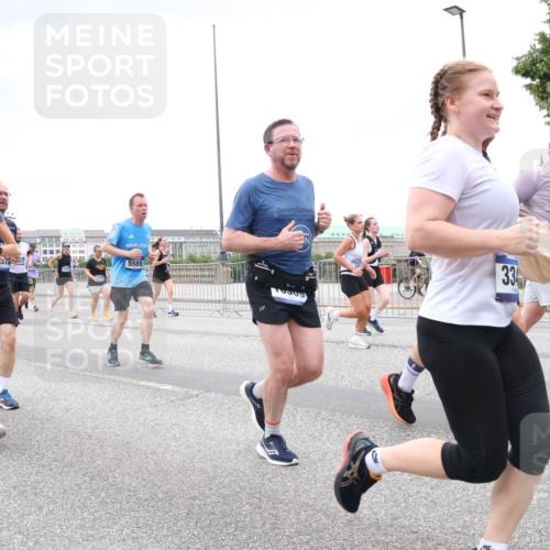 29.06.2025 - hella hamburg halbmarathon Lena Gebhardt http://msf.ph/oto/8317259 29.06.2025 10:57:00 Lombardsbrücke 3418, 5589, 33, 5944, 1207, 2143, 2307, 2370, 2871, 2887, 2932, 2991, 3195, 3348, 3387, 3418, 3438, 3470, 3485, 3516, 3517, 3520, 3614, 3723, 3851, 4086, 4094, 4106, 4118, 4241, 4485, 4568, 4569, 4611, 4773, 4998, 5057, 5316, 5438, 5589, 5639, 5911, 5944, 6053, 6284, 6348, 6349, 6832, 6981, 7381, 7416, 7417, 7592, 7787, 7964, 8039, 8108, 8150, 8197, 8224, 8546, 8606, 8679, 8851, 8939, 8943, 9110, 9172, 9210, 9298, 9299, 9910, 10555, 10569, 10571 meine-sportfotos.de