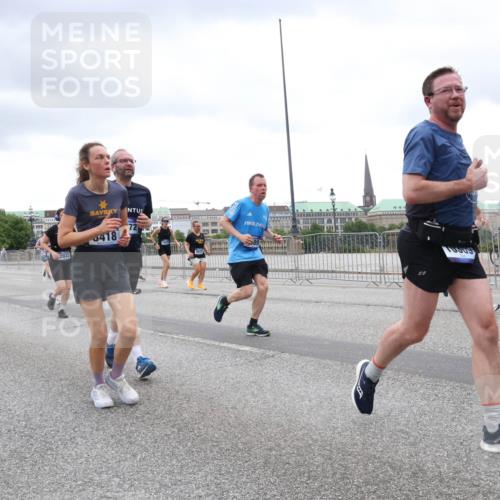29.06.2025 - hella hamburg halbmarathon Lena Gebhardt http://msf.ph/oto/8317284 29.06.2025 10:57:00 Lombardsbrücke 940, 13273, 302, 418, 9317, 89, 1207, 2143, 2307, 2370, 2871, 2887, 2932, 2991, 3195, 3348, 3387, 3418, 3438, 3470, 3485, 3516, 3517, 3520, 3614, 3723, 3851, 4086, 4094, 4106, 4118, 4241, 4485, 4568, 4569, 4611, 4773, 4998, 5057, 5316, 5438, 5589, 5639, 5911, 5944, 6053, 6284, 6348, 6349, 6832, 6981, 7381, 7416, 7417, 7592, 7787, 7964, 8039, 8108, 8150, 8197, 8224, 8546, 8606, 8679, 8851, 8939, 8943, 9110, 9172, 9210, 9298, 9299, 9910, 10555, 10569, 10571 meine-sportfotos.de