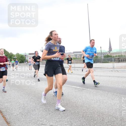 29.06.2025 - hella hamburg halbmarathon Lena Gebhardt http://msf.ph/oto/8317318 29.06.2025 10:57:00 Lombardsbrücke 9404, 13273, 2932, 410, 9517, 5589, 1207, 2143, 2307, 2370, 2871, 2887, 2932, 2991, 3195, 3348, 3387, 3418, 3438, 3470, 3485, 3516, 3517, 3520, 3614, 3723, 3851, 4086, 4094, 4106, 4118, 4241, 4485, 4568, 4569, 4611, 4773, 4998, 5057, 5316, 5438, 5589, 5639, 5911, 5944, 6053, 6284, 6348, 6349, 6832, 6981, 7381, 7416, 7417, 7592, 7787, 7964, 8039, 8108, 8150, 8197, 8224, 8546, 8606, 8679, 8851, 8939, 8943, 9110, 9172, 9210, 9298, 9299, 9910, 10555, 10569, 10571 meine-sportfotos.de
