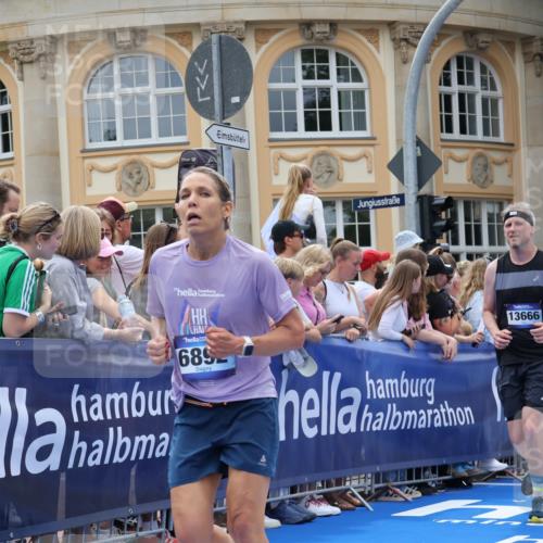 29.06.2025 - hella hamburg halbmarathon Strokosch-Dieckow http://msf.ph/oto/8317343 29.06.2025 10:58:05 Ziel 1200, 1563, 1611, 2907, 3141, 4319, 4426, 4579, 6531, 6892, 8089, 8290, 10036, 10408, 11832, 12378, 12773, 13465, 13666, 15090, 15125, 15189, 15527, 18762 meine-sportfotos.de