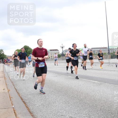 29.06.2025 - hella hamburg halbmarathon Lena Gebhardt http://msf.ph/oto/8317405 29.06.2025 10:57:01 Lombardsbrücke 9404, 13273, 2932, 10632, 9517, 1207, 2143, 2307, 2370, 2871, 2887, 2932, 2991, 3195, 3348, 3387, 3418, 3438, 3470, 3485, 3516, 3517, 3520, 3614, 3723, 3851, 4086, 4094, 4106, 4118, 4241, 4485, 4568, 4569, 4611, 4773, 4998, 5057, 5316, 5438, 5589, 5639, 5911, 5944, 6053, 6284, 6348, 6349, 6832, 6981, 7381, 7416, 7417, 7592, 7787, 7964, 8039, 8150, 8197, 8224, 8546, 8679, 8851, 8853, 8939, 8943, 9110, 9172, 9210, 9298, 9299, 9910, 10571 meine-sportfotos.de