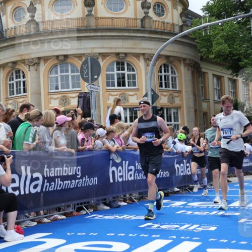 29.06.2025 - hella hamburg halbmarathon Strokosch-Dieckow http://msf.ph/oto/8317432 29.06.2025 10:58:06 Ziel 1563, 1611, 2907, 3141, 4319, 4426, 4579, 6104, 6531, 6892, 8089, 8290, 10036, 10408, 11832, 12773, 13666, 15090, 15125, 15189, 15527, 18068 meine-sportfotos.de