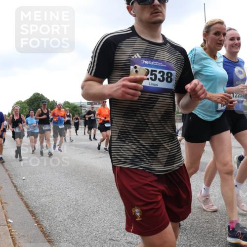29.06.2025 - hella hamburg halbmarathon Lena Gebhardt http://msf.ph/oto/8317441 29.06.2025 10:47:12 Lombardsbrücke 431, 1720, 5111, 18403, 5114, 2538, 12258, 2211, 1073, 1185, 1286, 1363, 1463, 1523, 1593, 1607, 1704, 1720, 1961, 1999, 2148, 2162, 2211, 2320, 2327, 2407, 2537, 2555, 2556, 2665, 2981, 2994, 3277, 3339, 3406, 3407, 3823, 4184, 4239, 4325, 4342, 4483, 4806, 4895, 4974, 4975, 5111, 5114, 5700, 5796, 5895, 5953, 6255, 6256, 6485, 6496, 6740, 6879, 6995, 7073, 7403, 7412, 7430, 7431, 7630, 7631, 7827, 8105, 8131, 8486, 8553, 8684, 8706, 8915, 8953, 8967, 9018 meine-sportfotos.de