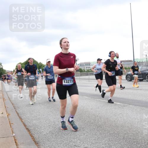 29.06.2025 - hella hamburg halbmarathon Lena Gebhardt http://msf.ph/oto/8317443 29.06.2025 10:57:01 Lombardsbrücke 18281, 9404, 9402, 13273, 13276, 932, 1207, 2143, 2307, 2370, 2871, 2887, 2932, 2991, 3195, 3348, 3387, 3418, 3438, 3470, 3485, 3516, 3517, 3520, 3614, 3723, 3851, 4086, 4094, 4106, 4118, 4241, 4485, 4568, 4569, 4611, 4773, 4998, 5057, 5316, 5438, 5589, 5639, 5911, 5944, 6053, 6284, 6348, 6349, 6832, 6981, 7381, 7416, 7417, 7592, 7787, 7964, 8039, 8150, 8197, 8224, 8546, 8679, 8851, 8853, 8939, 8943, 9110, 9172, 9210, 9298, 9299, 9910, 10571 meine-sportfotos.de