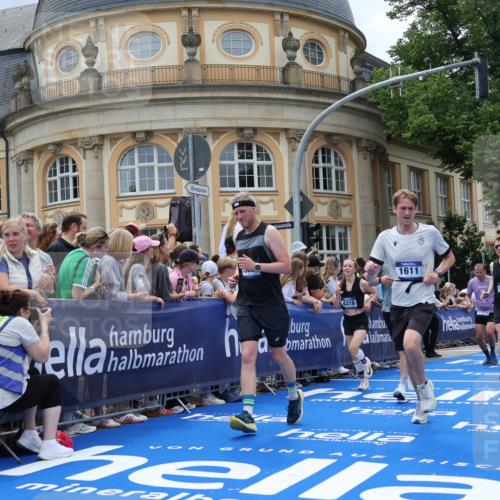 29.06.2025 - hella hamburg halbmarathon Strokosch-Dieckow http://msf.ph/oto/8317488 29.06.2025 10:58:06 Ziel 1563, 1611, 2907, 3141, 4319, 4426, 4579, 6104, 6531, 6892, 8089, 8290, 10036, 10408, 11832, 12773, 13666, 15090, 15125, 15189, 15527, 18068 meine-sportfotos.de