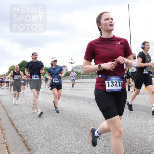 29.06.2025 - hella hamburg halbmarathon Lena Gebhardt http://msf.ph/oto/8317602 29.06.2025 10:57:02 Lombardsbrücke 18281, 1417, 9404, 9402, 13273, 1063, 293, 1207, 2041, 2143, 2307, 2370, 2871, 2887, 2932, 2991, 3195, 3348, 3387, 3418, 3438, 3470, 3485, 3516, 3517, 3614, 3723, 3851, 4086, 4094, 4106, 4118, 4241, 4485, 4568, 4569, 4611, 4773, 4998, 5057, 5316, 5438, 5589, 5639, 5911, 5944, 6053, 6284, 6348, 6349, 6832, 6981, 7381, 7416, 7417, 7592, 7787, 7964, 8039, 8150, 8197, 8224, 8546, 8552, 8679, 8851, 8853, 8939, 8943, 9110, 9172, 9210, 9298, 9299, 9910, 10571 meine-sportfotos.de