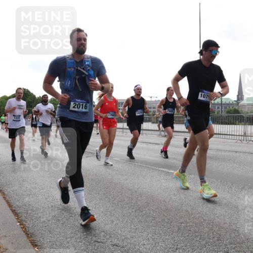 29.06.2025 - hella hamburg halbmarathon Lena Gebhardt http://msf.ph/oto/8317605 29.06.2025 10:37:29 Lombardsbrücke 1337, 710, 2016, 14282, 17965, 7085, 1079, 1022, 1276, 1337, 1475, 1488, 1490, 1597, 1819, 2016, 2031, 2072, 2104, 2199, 2272, 2480, 2486, 2640, 2853, 3127, 3230, 3633, 3714, 4097, 4347, 4733, 5146, 5171, 5186, 5224, 5522, 5538, 5560, 5640, 5786, 5790, 5875, 5940, 6172, 6243, 6584, 6804, 6821, 6955, 7085, 7124, 7202, 7235, 7321, 7350, 7544, 7707, 7777, 7823, 8007, 8257, 8258, 8315, 8811, 8843, 9054, 9055, 9247, 9524, 9895, 10506, 12123, 12254, 12472, 12824, 16680, 17798 meine-sportfotos.de