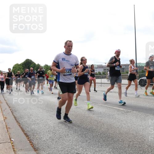 29.06.2025 - hella hamburg halbmarathon Lena Gebhardt http://msf.ph/oto/8317735 29.06.2025 10:22:34 Lombardsbrücke 13369, 3769, 5347, 202, 510, 249, 7097, 1750, 1003, 1029, 1187, 1419, 1598, 2009, 2022, 2063, 2294, 2351, 2479, 2514, 2766, 2886, 3003, 3050, 3108, 3172, 3430, 3457, 3458, 3511, 3600, 3601, 3910, 3946, 4113, 4114, 4131, 4366, 4556, 4559, 4829, 4969, 4970, 5079, 5223, 5343, 5798, 5838, 6030, 6048, 6049, 6303, 6307, 6347, 6820, 6826, 6899, 6977, 7097, 7188, 7190, 7276, 7529, 7794, 7925, 8355, 8511, 8855, 8884, 8931, 8954, 9256, 10826, 13921, 14525, 14801 meine-sportfotos.de