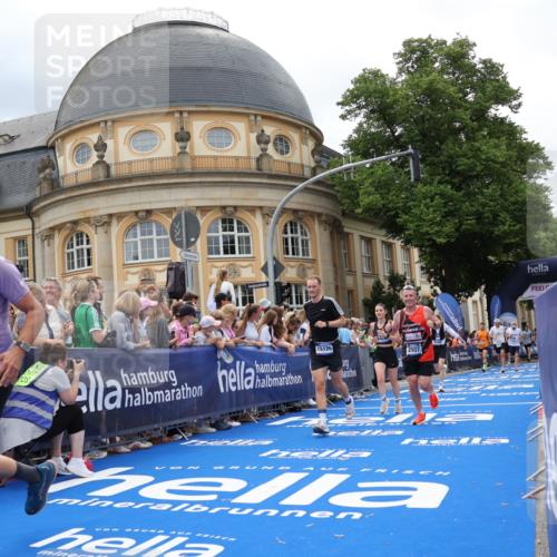 29.06.2025 - hella hamburg halbmarathon Strokosch-Dieckow http://msf.ph/oto/8317771 29.06.2025 10:58:10 Ziel 1563, 1595, 1611, 2907, 4319, 4426, 4592, 6104, 6892, 8290, 9230, 10408, 11645, 13666, 14631, 15125, 15189, 18068 meine-sportfotos.de