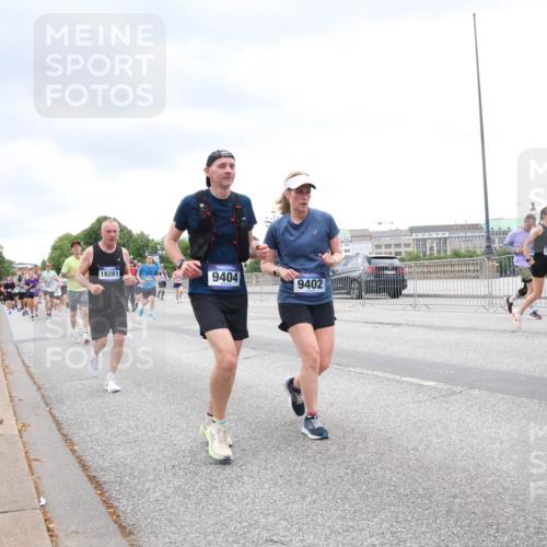 29.06.2025 - hella hamburg halbmarathon Lena Gebhardt http://msf.ph/oto/8317785 29.06.2025 10:57:03 Lombardsbrücke 18281, 9404, 9402, 3276, 517, 1207, 2041, 2370, 2871, 2887, 2932, 2991, 3195, 3348, 3387, 3418, 3438, 3470, 3485, 3516, 3517, 3614, 3723, 3851, 4086, 4094, 4106, 4118, 4241, 4485, 4568, 4569, 4611, 4998, 5057, 5316, 5589, 5639, 5911, 5944, 6053, 6284, 6348, 6349, 6832, 6981, 7381, 7416, 7417, 7592, 7787, 7964, 8039, 8150, 8197, 8224, 8546, 8552, 8679, 8851, 8853, 8939, 8943, 9110, 9172, 9210, 9298, 9299, 9910, 10571 meine-sportfotos.de
