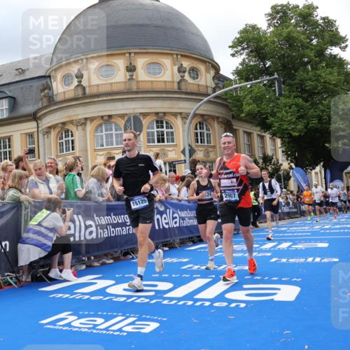 29.06.2025 - hella hamburg halbmarathon Strokosch-Dieckow http://msf.ph/oto/8317807 29.06.2025 10:58:11 Ziel 1563, 1595, 1611, 2907, 4319, 4426, 4592, 6104, 8290, 9230, 10408, 11645, 13666, 14631, 15125, 15189, 18068 meine-sportfotos.de