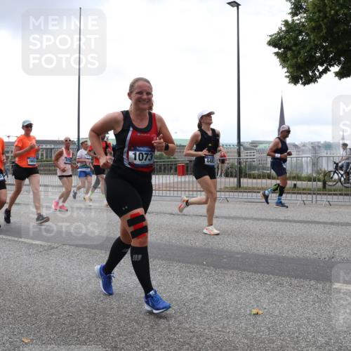 29.06.2025 - hella hamburg halbmarathon Lena Gebhardt http://msf.ph/oto/8317825 29.06.2025 10:47:13 Lombardsbrücke 17356, 1593, 18654, 1073, 4483, 1073, 1185, 1286, 1363, 1463, 1523, 1593, 1607, 1704, 1720, 1961, 2148, 2162, 2211, 2320, 2327, 2407, 2537, 2555, 2556, 2665, 2981, 2994, 3277, 3339, 3406, 3407, 3823, 4184, 4239, 4325, 4342, 4483, 4806, 4895, 4974, 4975, 5111, 5114, 5700, 5796, 5895, 5953, 6255, 6256, 6485, 6496, 6740, 6879, 6995, 7073, 7403, 7412, 7430, 7431, 7630, 7631, 7827, 8105, 8131, 8270, 8486, 8553, 8684, 8706, 8915, 8953, 8967, 9018, 11738 meine-sportfotos.de