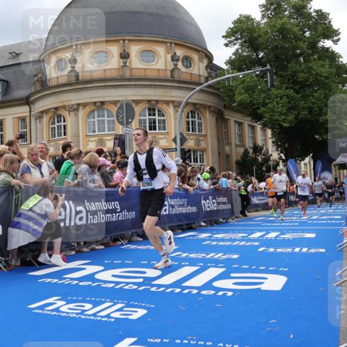 29.06.2025 - hella hamburg halbmarathon Strokosch-Dieckow http://msf.ph/oto/8317874 29.06.2025 10:58:13 Ziel 1563, 1595, 2907, 4426, 4592, 4708, 6104, 6147, 8290, 9230, 9485, 11645, 14631, 15125, 15189, 15434, 18068 meine-sportfotos.de