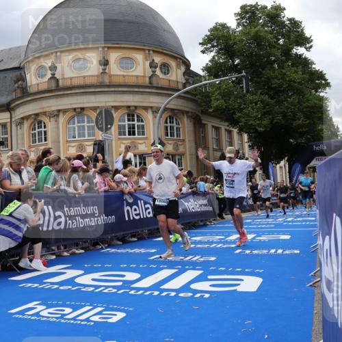 29.06.2025 - hella hamburg halbmarathon Strokosch-Dieckow http://msf.ph/oto/8317953 29.06.2025 10:58:15 Ziel 1595, 2907, 4426, 4550, 4592, 4708, 6104, 6138, 6147, 8290, 9230, 9485, 11645, 14631, 15125, 15434, 18068, 18266 meine-sportfotos.de