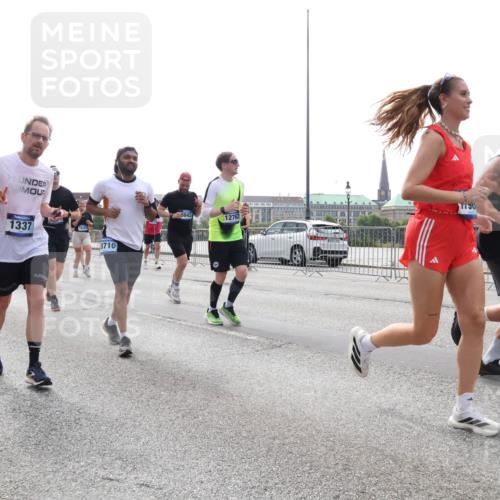 29.06.2025 - hella hamburg halbmarathon Lena Gebhardt http://msf.ph/oto/8318113 29.06.2025 10:37:30 Lombardsbrücke 1337, 8710, 1730, 1022, 1276, 1337, 1475, 1488, 1490, 1597, 1819, 2016, 2031, 2072, 2104, 2199, 2272, 2480, 2486, 2640, 2853, 3127, 3230, 3633, 3714, 4097, 4347, 4733, 5146, 5171, 5186, 5522, 5560, 5640, 5786, 5790, 5875, 5940, 6172, 6243, 6584, 6804, 6821, 6955, 7085, 7124, 7235, 7321, 7350, 7544, 7707, 7777, 7823, 8007, 8257, 8258, 8315, 8811, 8843, 9054, 9055, 9247, 9288, 9524, 9895, 10159, 10506, 12123, 12254, 12472, 12824, 16680, 17798 meine-sportfotos.de