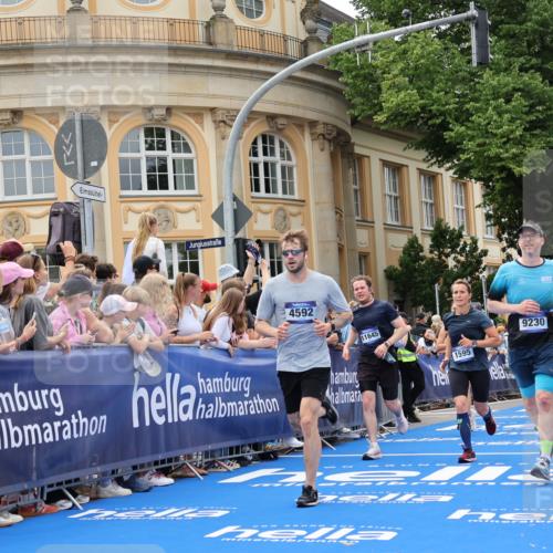 29.06.2025 - hella hamburg halbmarathon Strokosch-Dieckow http://msf.ph/oto/8318220 29.06.2025 10:58:18 Ziel 1595, 4550, 4592, 4708, 5347, 6104, 6138, 6147, 7476, 9230, 9485, 11645, 11808, 14355, 14631, 15434, 16531, 17415, 18068, 18266, 18891 meine-sportfotos.de