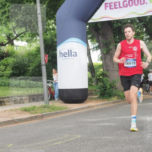 29.06.2025 - hella hamburg halbmarathon KatJ http://msf.ph/oto/8318253 29.06.2025 10:16:02 Zwischen KM18-KM19  meine-sportfotos.de