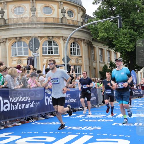 29.06.2025 - hella hamburg halbmarathon Strokosch-Dieckow http://msf.ph/oto/8318264 29.06.2025 10:58:19 Ziel 1595, 4550, 4592, 4708, 4767, 5347, 6104, 6138, 6147, 7476, 9230, 9485, 11645, 11808, 14355, 14631, 15434, 16531, 17415, 18068, 18266, 18891 meine-sportfotos.de