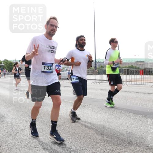 29.06.2025 - hella hamburg halbmarathon Lena Gebhardt http://msf.ph/oto/8318481 29.06.2025 10:37:31 Lombardsbrücke 12935, 7544, 1337, 8710, 12762, 1022, 1276, 1337, 1475, 1597, 1819, 2016, 2031, 2072, 2104, 2199, 2272, 2480, 2486, 2640, 2853, 3127, 3230, 3633, 3714, 4097, 4347, 4733, 5146, 5171, 5186, 5522, 5560, 5786, 5790, 5875, 5940, 6172, 6243, 6584, 6804, 6821, 6955, 7085, 7124, 7235, 7321, 7350, 7544, 7707, 7777, 7823, 8257, 8258, 8315, 8811, 8843, 9054, 9055, 9247, 9288, 9524, 9895, 10159, 10506, 12123, 12254, 12472, 12824, 16680, 17798 meine-sportfotos.de