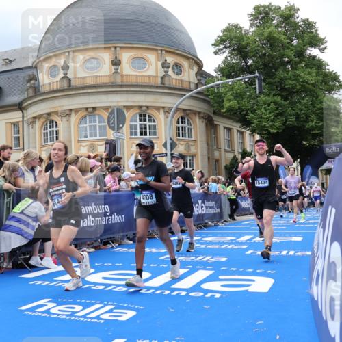 29.06.2025 - hella hamburg halbmarathon Strokosch-Dieckow http://msf.ph/oto/8318552 29.06.2025 10:58:22 Ziel 1595, 4550, 4592, 4708, 4767, 5347, 6138, 6147, 7476, 9230, 9485, 11645, 11808, 14355, 15434, 16531, 17415, 18266, 18891, 19166 meine-sportfotos.de
