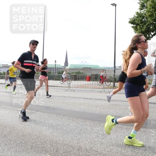 29.06.2025 - hella hamburg halbmarathon Lena Gebhardt http://msf.ph/oto/8318556 29.06.2025 10:22:35 Lombardsbrücke 3765, 10432, 1003, 1029, 1187, 1419, 1598, 2009, 2022, 2063, 2294, 2351, 2479, 2514, 2766, 2886, 3003, 3050, 3108, 3172, 3430, 3457, 3458, 3511, 3600, 3601, 3910, 3946, 4113, 4114, 4131, 4366, 4556, 4559, 4829, 4969, 4970, 5079, 5223, 5343, 5629, 5798, 5838, 6030, 6048, 6049, 6303, 6307, 6347, 6820, 6826, 6899, 6977, 7097, 7188, 7190, 7276, 7529, 7794, 7925, 8355, 8511, 8855, 8884, 8931, 8954, 9256, 10826, 13921, 14525, 14801 meine-sportfotos.de