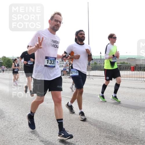 29.06.2025 - hella hamburg halbmarathon Lena Gebhardt http://msf.ph/oto/8318600 29.06.2025 10:37:31 Lombardsbrücke 1293, 754, 13077, 1337, 8710, 12762, 1022, 1276, 1337, 1475, 1597, 1819, 2016, 2031, 2072, 2104, 2199, 2272, 2480, 2486, 2640, 2853, 3127, 3230, 3633, 3714, 4097, 4347, 4733, 5146, 5171, 5186, 5522, 5560, 5786, 5790, 5875, 5940, 6172, 6243, 6584, 6804, 6821, 6955, 7085, 7124, 7235, 7321, 7350, 7544, 7707, 7777, 7823, 8257, 8258, 8315, 8811, 8843, 9054, 9055, 9247, 9288, 9524, 9895, 10159, 10506, 12123, 12254, 12472, 12824, 16680, 17798 meine-sportfotos.de