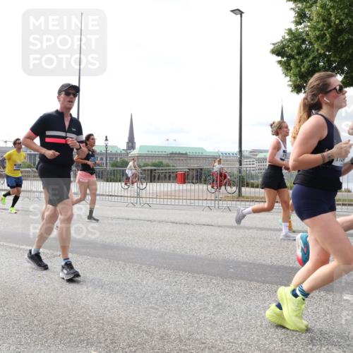 29.06.2025 - hella hamburg halbmarathon Lena Gebhardt http://msf.ph/oto/8318633 29.06.2025 10:22:35 Lombardsbrücke 10432, 175, 1003, 1029, 1187, 1419, 1598, 2009, 2022, 2063, 2294, 2351, 2479, 2514, 2766, 2886, 3003, 3050, 3108, 3172, 3430, 3457, 3458, 3511, 3600, 3601, 3910, 3946, 4113, 4114, 4131, 4366, 4556, 4559, 4829, 4969, 4970, 5079, 5223, 5343, 5629, 5798, 5838, 6030, 6048, 6049, 6303, 6307, 6347, 6820, 6826, 6899, 6977, 7097, 7188, 7190, 7276, 7529, 7794, 7925, 8355, 8511, 8855, 8884, 8931, 8954, 9256, 10826, 13921, 14525, 14801 meine-sportfotos.de