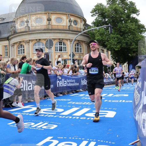 29.06.2025 - hella hamburg halbmarathon Strokosch-Dieckow http://msf.ph/oto/8318642 29.06.2025 10:58:22 Ziel 1595, 4550, 4592, 4708, 4767, 5347, 6138, 6147, 7476, 9230, 9485, 11645, 11808, 14355, 15434, 16531, 17415, 18266, 18891, 19166 meine-sportfotos.de