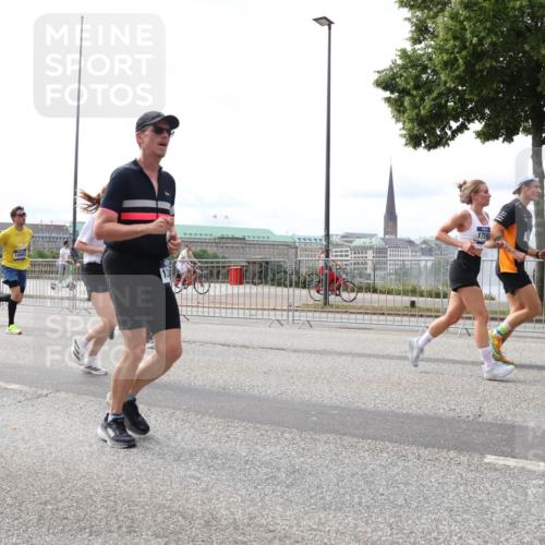 29.06.2025 - hella hamburg halbmarathon Lena Gebhardt http://msf.ph/oto/8318653 29.06.2025 10:22:36 Lombardsbrücke 10432, 1759, 1029, 1187, 1419, 1598, 2009, 2022, 2063, 2294, 2351, 2479, 2514, 2766, 2886, 3003, 3050, 3108, 3172, 3430, 3457, 3458, 3511, 3600, 3601, 3910, 3946, 4113, 4114, 4131, 4366, 4556, 4559, 4829, 4969, 4970, 5079, 5223, 5343, 5629, 5798, 5838, 6030, 6048, 6049, 6303, 6307, 6347, 6820, 6826, 6899, 6977, 7097, 7188, 7190, 7276, 7529, 7794, 7925, 8355, 8511, 8855, 8884, 8931, 8954, 9256, 10826, 13921, 14525, 14801 meine-sportfotos.de