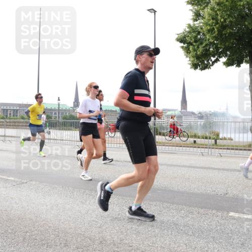 29.06.2025 - hella hamburg halbmarathon Lena Gebhardt http://msf.ph/oto/8318708 29.06.2025 10:22:36 Lombardsbrücke 10432, 3765, 1029, 1187, 1419, 1598, 2009, 2022, 2063, 2294, 2351, 2479, 2514, 2766, 2886, 3003, 3050, 3108, 3172, 3430, 3457, 3458, 3511, 3600, 3601, 3910, 3946, 4113, 4114, 4131, 4366, 4556, 4559, 4829, 4969, 4970, 5079, 5223, 5343, 5629, 5798, 5838, 6030, 6048, 6049, 6303, 6307, 6347, 6820, 6826, 6899, 6977, 7097, 7188, 7190, 7276, 7529, 7794, 7925, 8355, 8511, 8855, 8884, 8931, 8954, 9256, 10826, 13921, 14525, 14801 meine-sportfotos.de