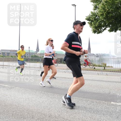 29.06.2025 - hella hamburg halbmarathon Lena Gebhardt http://msf.ph/oto/8318729 29.06.2025 10:22:36 Lombardsbrücke 3765, 10432, 1029, 1187, 1419, 1598, 2009, 2022, 2063, 2294, 2351, 2479, 2514, 2766, 2886, 3003, 3050, 3108, 3172, 3430, 3457, 3458, 3511, 3600, 3601, 3910, 3946, 4113, 4114, 4131, 4366, 4556, 4559, 4829, 4969, 4970, 5079, 5223, 5343, 5629, 5798, 5838, 6030, 6048, 6049, 6303, 6307, 6347, 6820, 6826, 6899, 6977, 7097, 7188, 7190, 7276, 7529, 7794, 7925, 8355, 8511, 8855, 8884, 8931, 8954, 9256, 10826, 13921, 14525, 14801 meine-sportfotos.de