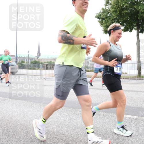 29.06.2025 - hella hamburg halbmarathon Lena Gebhardt http://msf.ph/oto/8318829 29.06.2025 10:57:07 Lombardsbrücke 12828, 1045, 74, 1207, 2041, 2370, 2871, 2932, 3195, 3348, 3387, 3418, 3470, 3485, 3516, 3517, 3723, 3851, 4086, 4094, 4106, 4118, 4180, 4241, 4485, 4568, 4569, 4611, 4998, 5057, 5316, 5589, 5639, 5738, 5911, 5944, 6053, 6284, 6348, 6349, 6832, 6981, 7381, 7416, 7417, 7592, 7728, 7787, 7964, 8039, 8150, 8197, 8224, 8287, 8546, 8552, 8679, 8851, 8853, 9110, 9172, 9210, 9298, 9299 meine-sportfotos.de