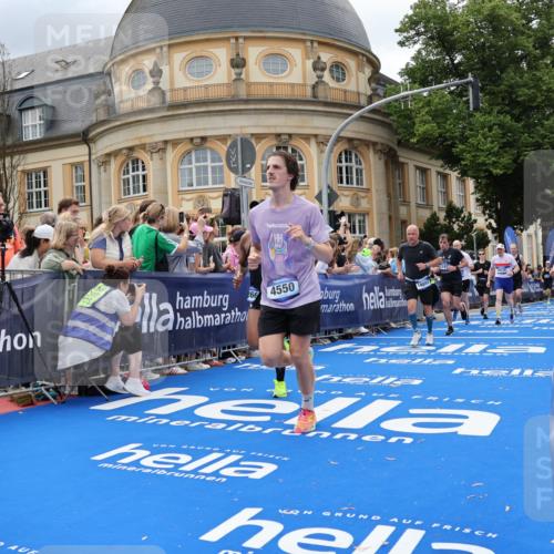 29.06.2025 - hella hamburg halbmarathon Strokosch-Dieckow http://msf.ph/oto/8318833 29.06.2025 10:58:25 Ziel 4550, 4708, 4767, 5341, 5347, 6138, 6147, 7476, 9316, 9485, 11808, 12712, 12879, 14355, 15434, 16531, 17415, 18266, 18556, 18891, 19166 meine-sportfotos.de