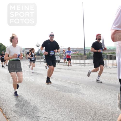 29.06.2025 - hella hamburg halbmarathon Lena Gebhardt http://msf.ph/oto/8318878 29.06.2025 10:37:31 Lombardsbrücke 7544, 13077, 133, 1022, 1276, 1337, 1475, 1597, 1819, 2016, 2031, 2072, 2104, 2199, 2272, 2480, 2486, 2640, 2853, 3127, 3230, 3633, 3714, 4097, 4347, 4733, 5146, 5171, 5186, 5522, 5560, 5786, 5790, 5875, 5940, 6172, 6243, 6584, 6804, 6821, 6955, 7085, 7124, 7235, 7321, 7350, 7544, 7707, 7777, 7823, 8257, 8258, 8315, 8811, 8843, 9054, 9055, 9247, 9288, 9524, 9895, 10159, 10506, 12123, 12254, 12472, 12824, 16680, 17798 meine-sportfotos.de